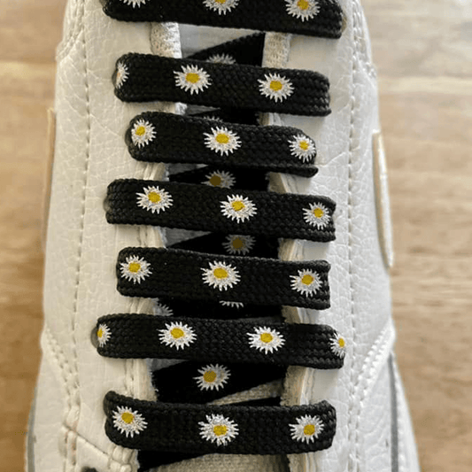 Black flat laces White daisies