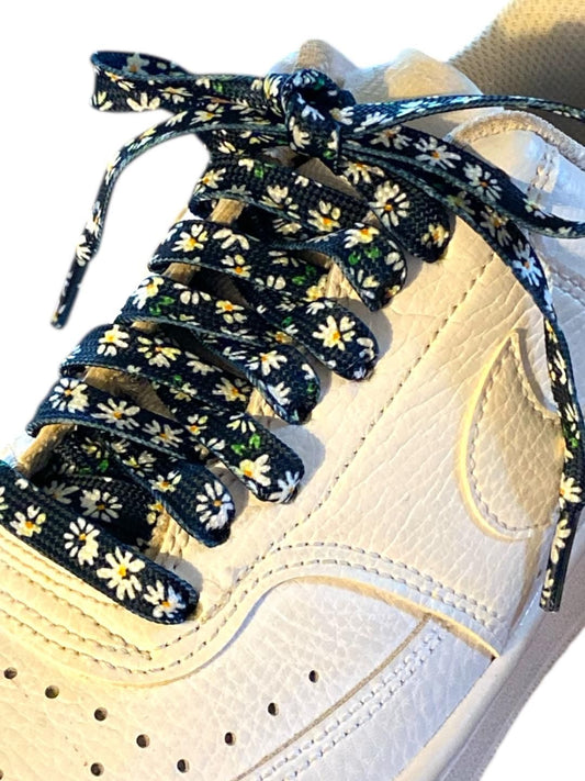 New -Lacets plats pâquerettes blanches sur fond noir