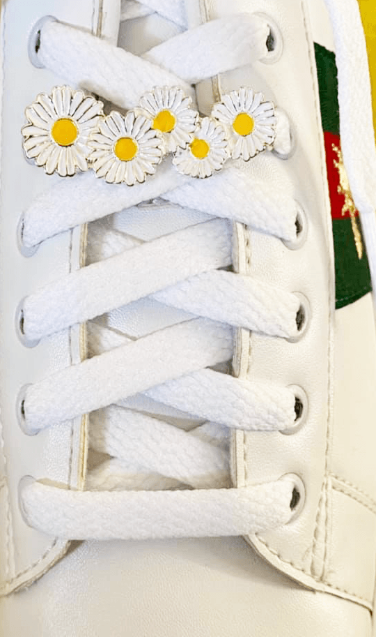 Bijoux fleurs rose, fleurs de cerisier et pâquerettes blanches
