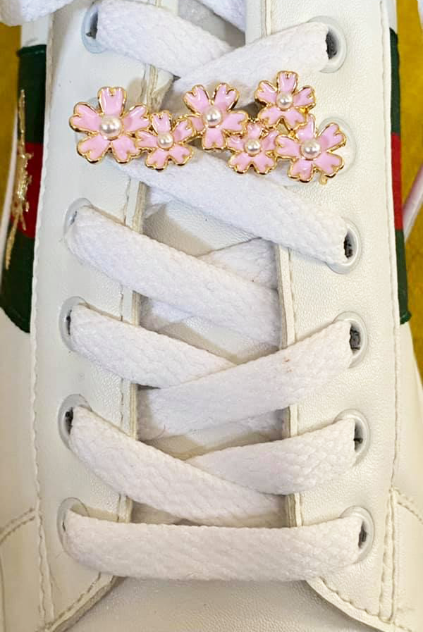 Bijoux fleurs rose, fleurs de cerisier et pâquerettes blanches