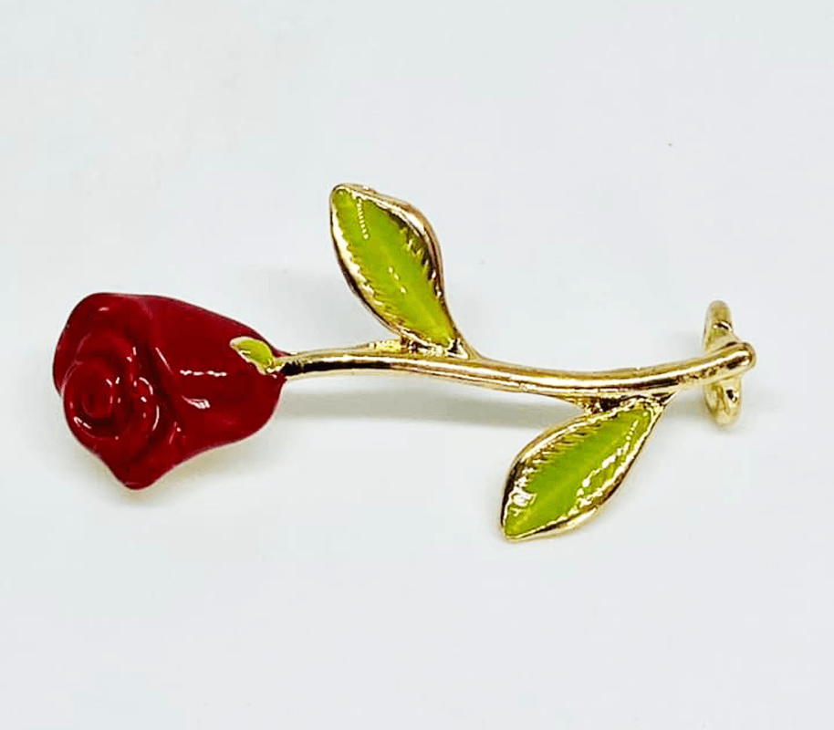 Bijoux fleurs rose, fleurs de cerisier et pâquerettes blanches