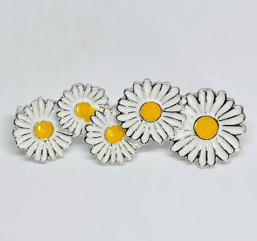 Bijoux fleurs rose, fleurs de cerisier et pâquerettes blanches
