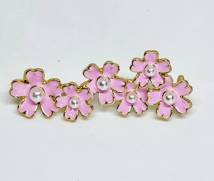 Bijoux fleurs rose, fleurs de cerisier et pâquerettes blanches