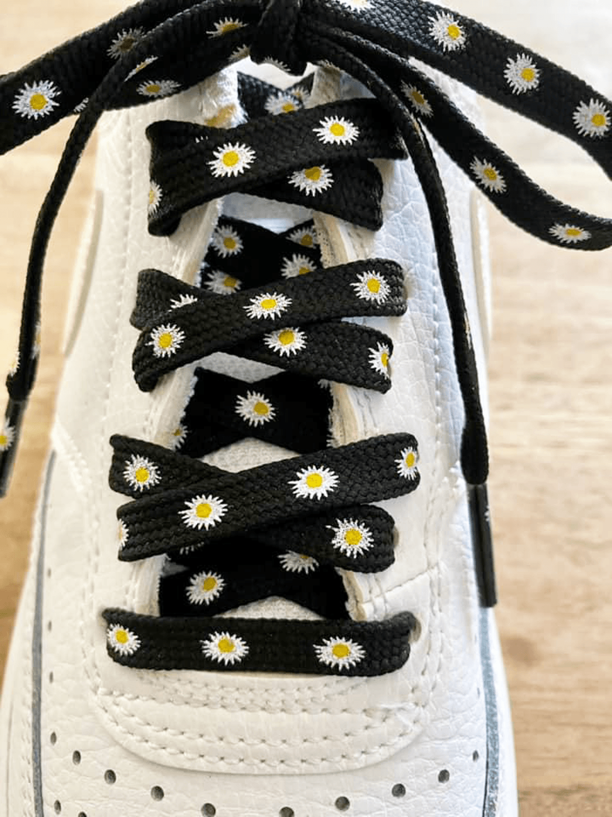 Black flat laces White daisies