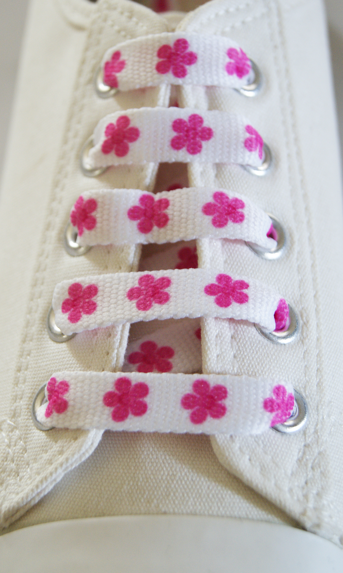 Lacets blancs fleurs rose /fuchsia