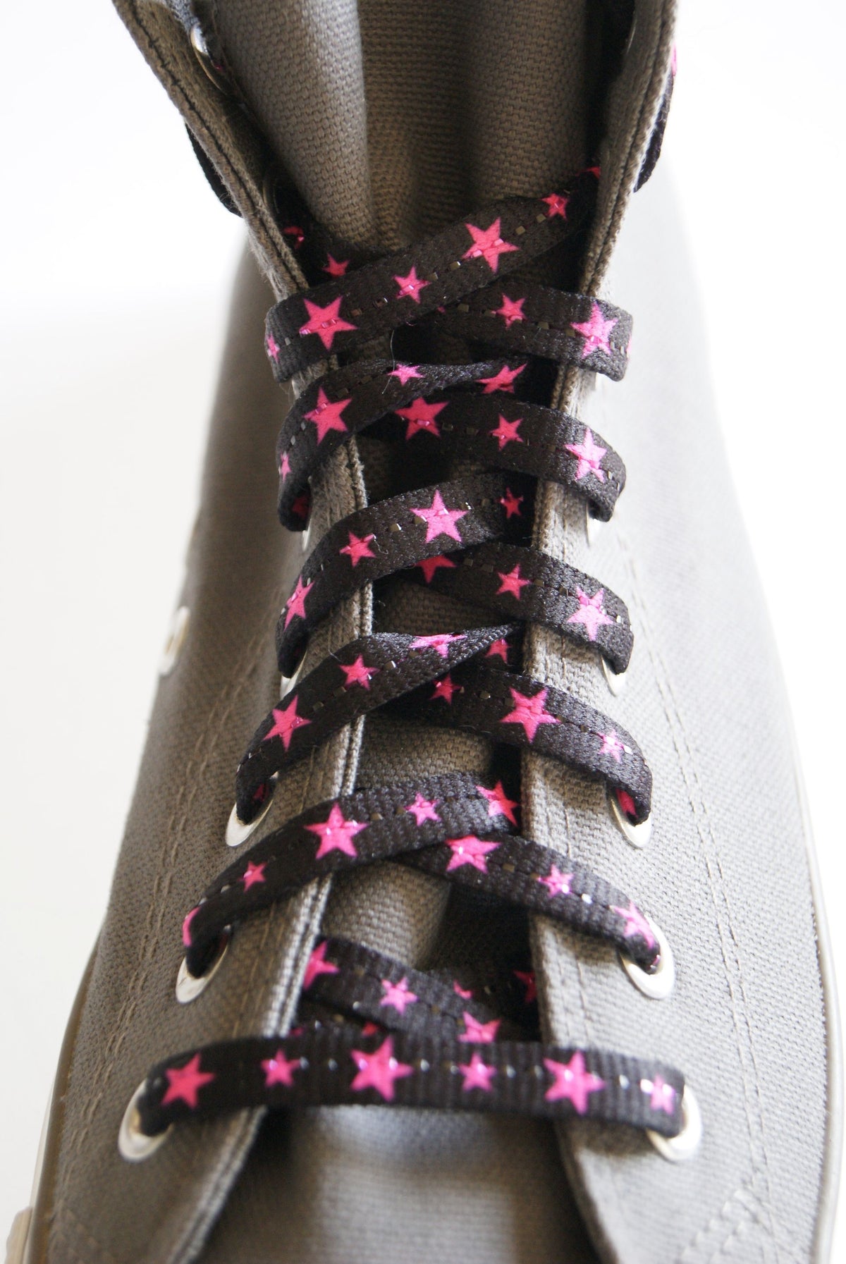 Lacets noirs et étoiles rose fluo