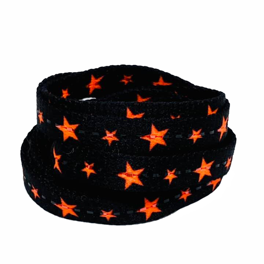 Lacets plats étoiles -  couleur orange fluo sur fond noir
