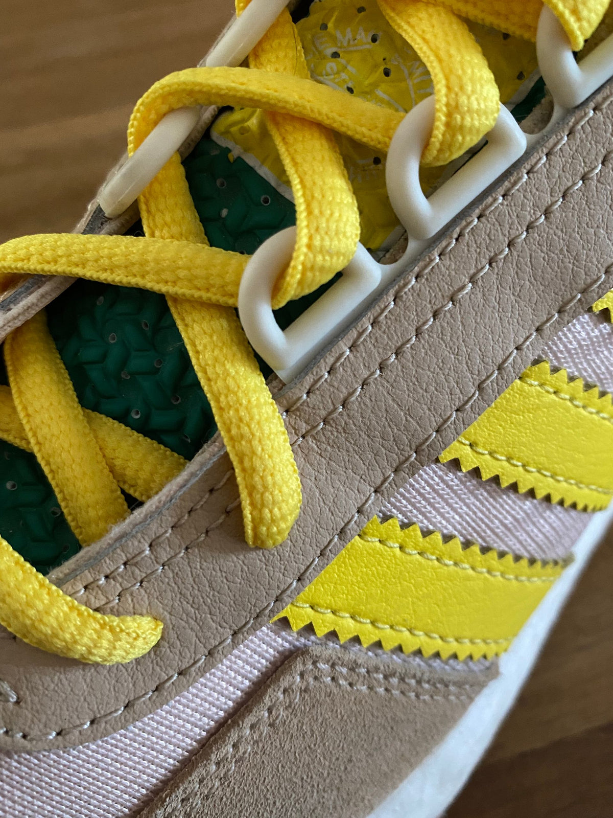 Lacets ovales jaune bouton d'or sport