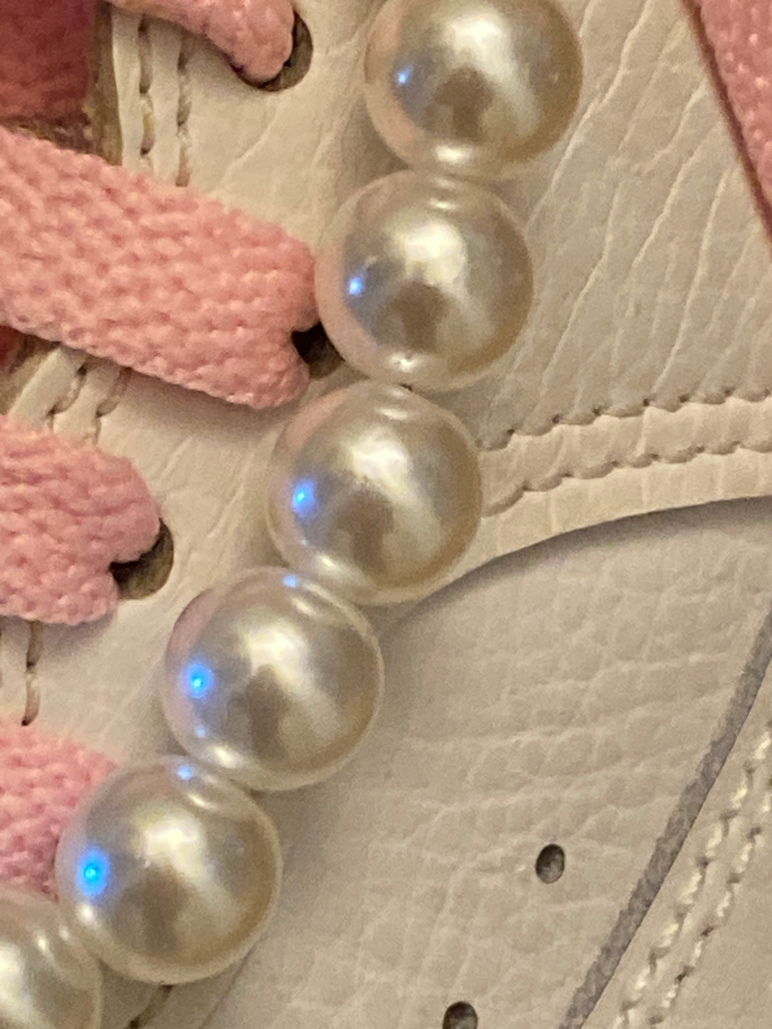 "Soft pearl style" white bead bracelet for shoes or sneakers