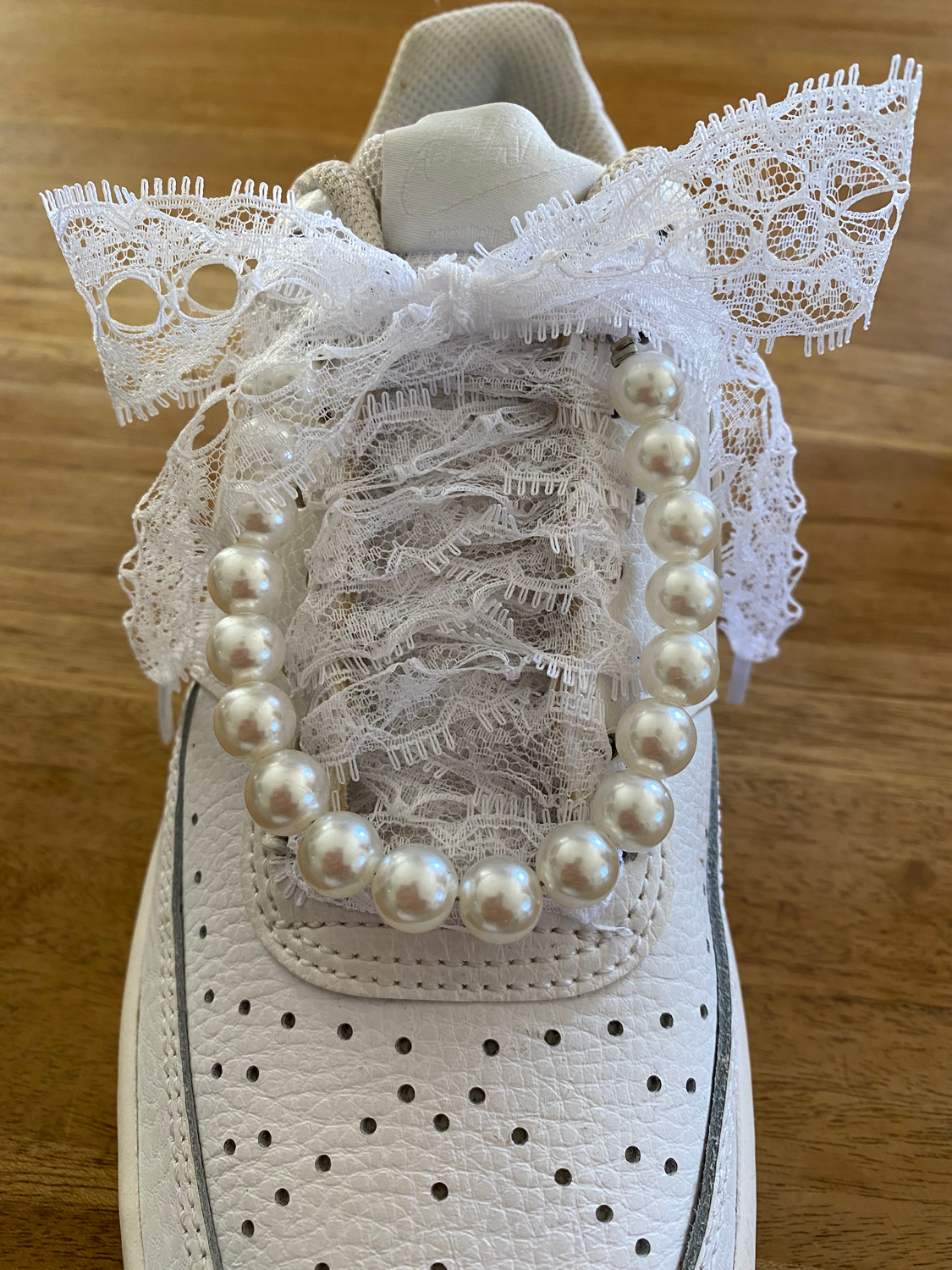 "Soft pearl style" white bead bracelet for shoes or sneakers