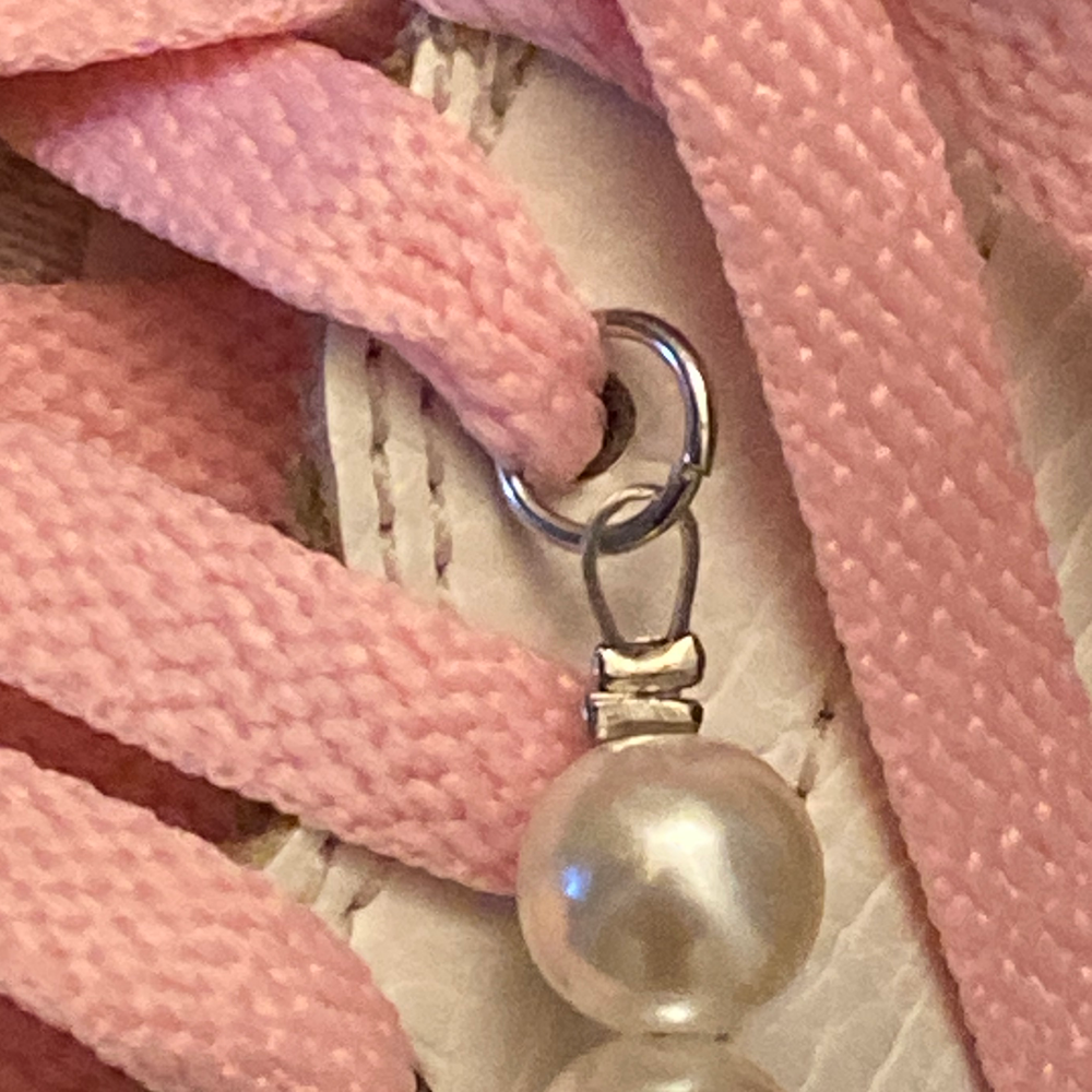 "Soft pearl style" white bead bracelet for shoes or sneakers