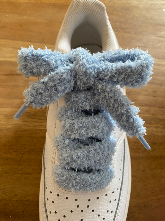 Lacets Fluffy plats de couleur bleu fumé et tout doux