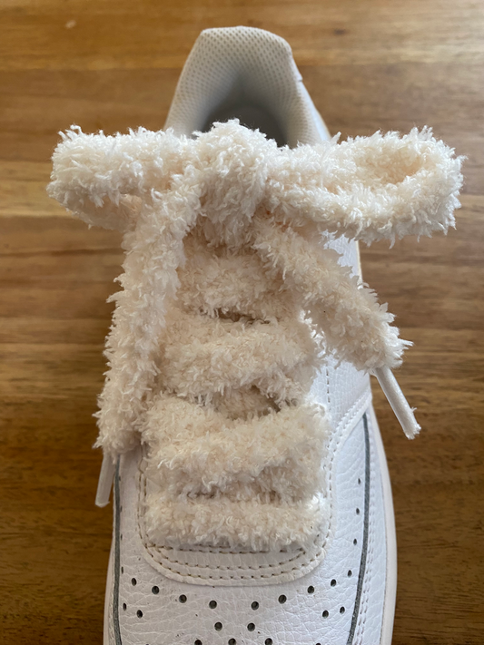 Lacets Fluffy plats de couleur créme et tout doux