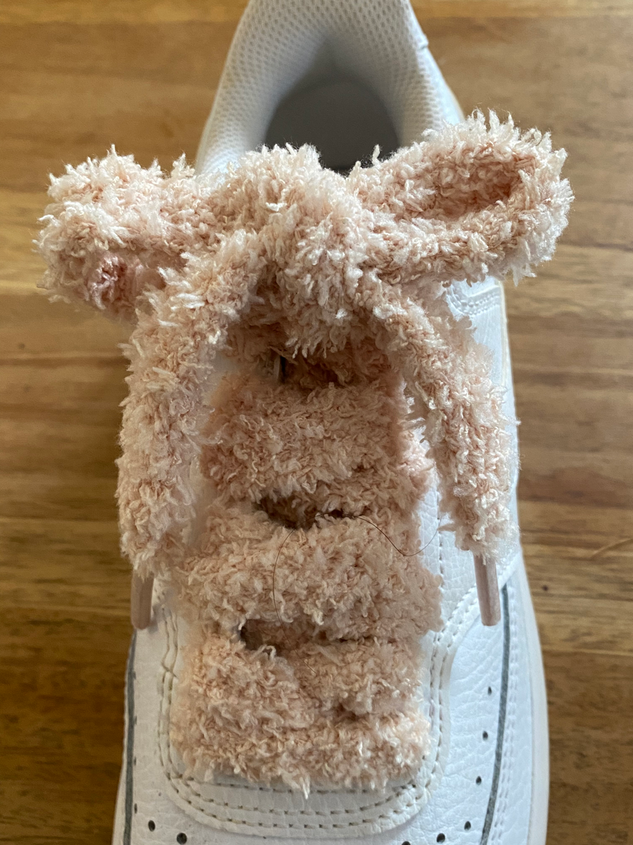 Lacets Fluffy plats de couleur beige sépia et tout doux