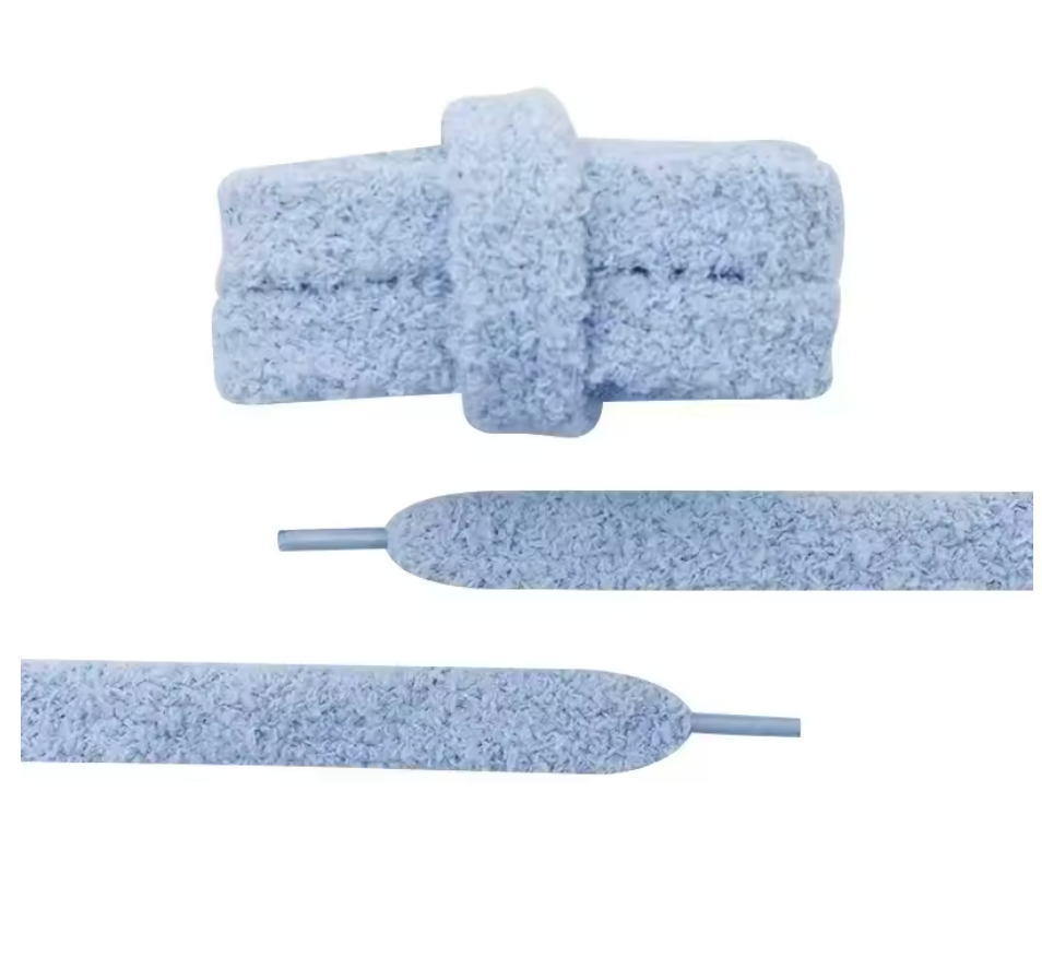 Lacets fluffy bleu pastel pour sneakers