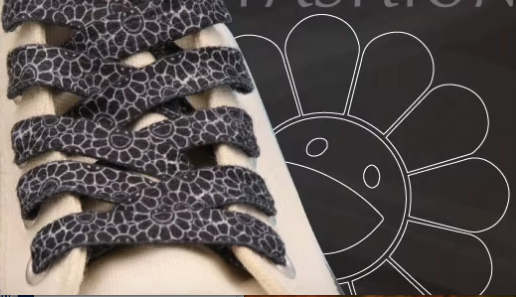 Lacets fleurs pop gris clair sur fond noir
