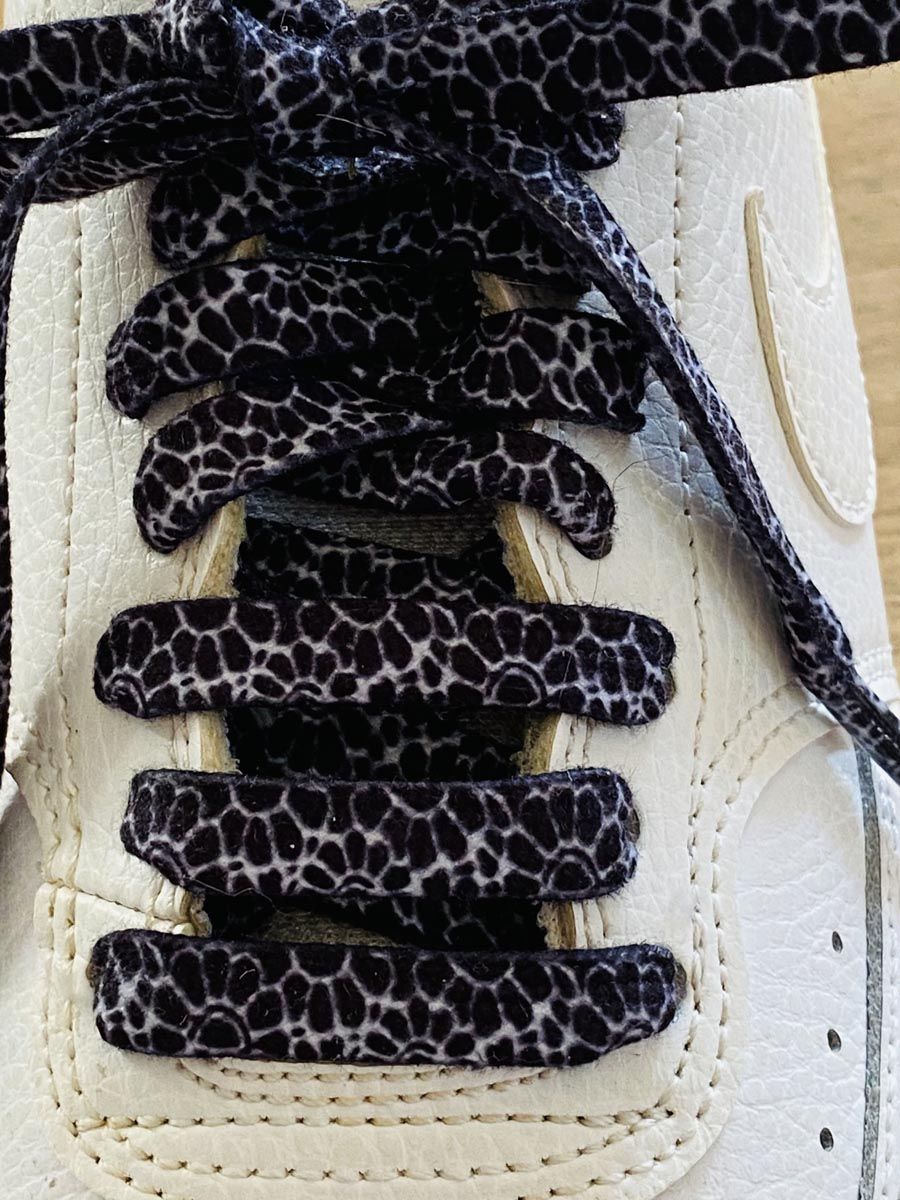 Lacets fleurs pop gris clair sur fond noir