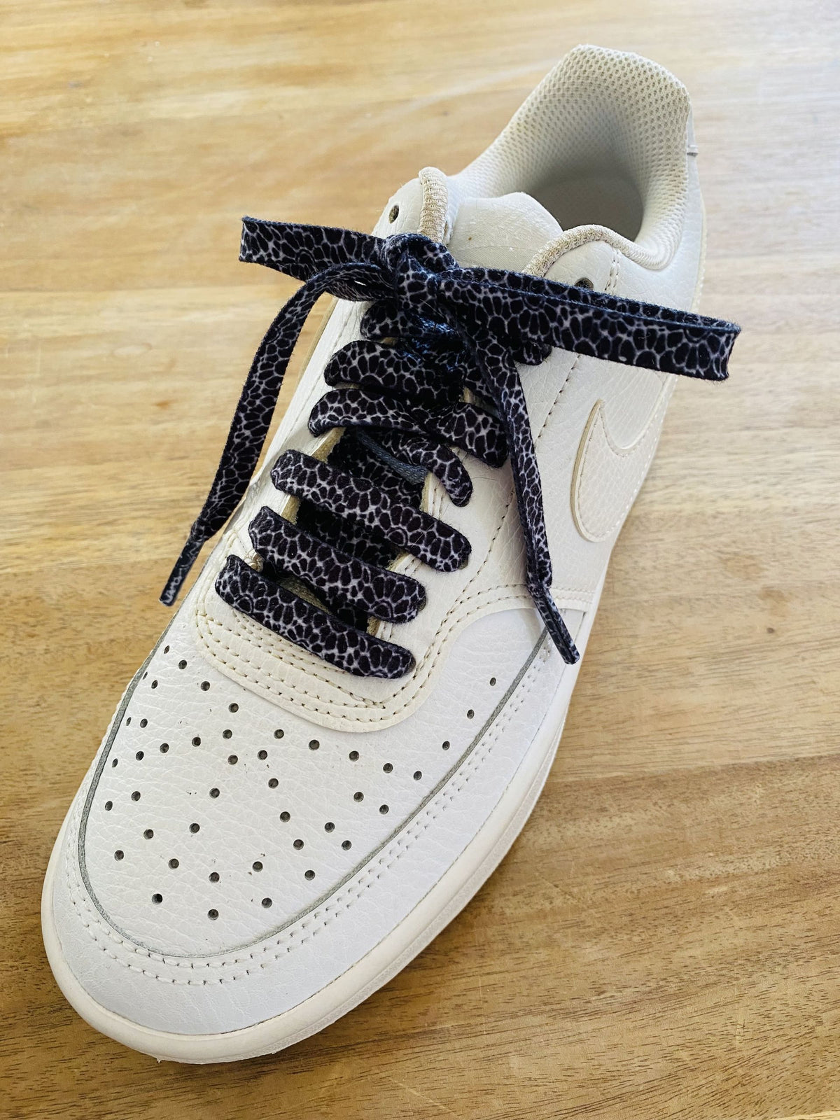 Lacets fleurs pop gris clair sur fond noir