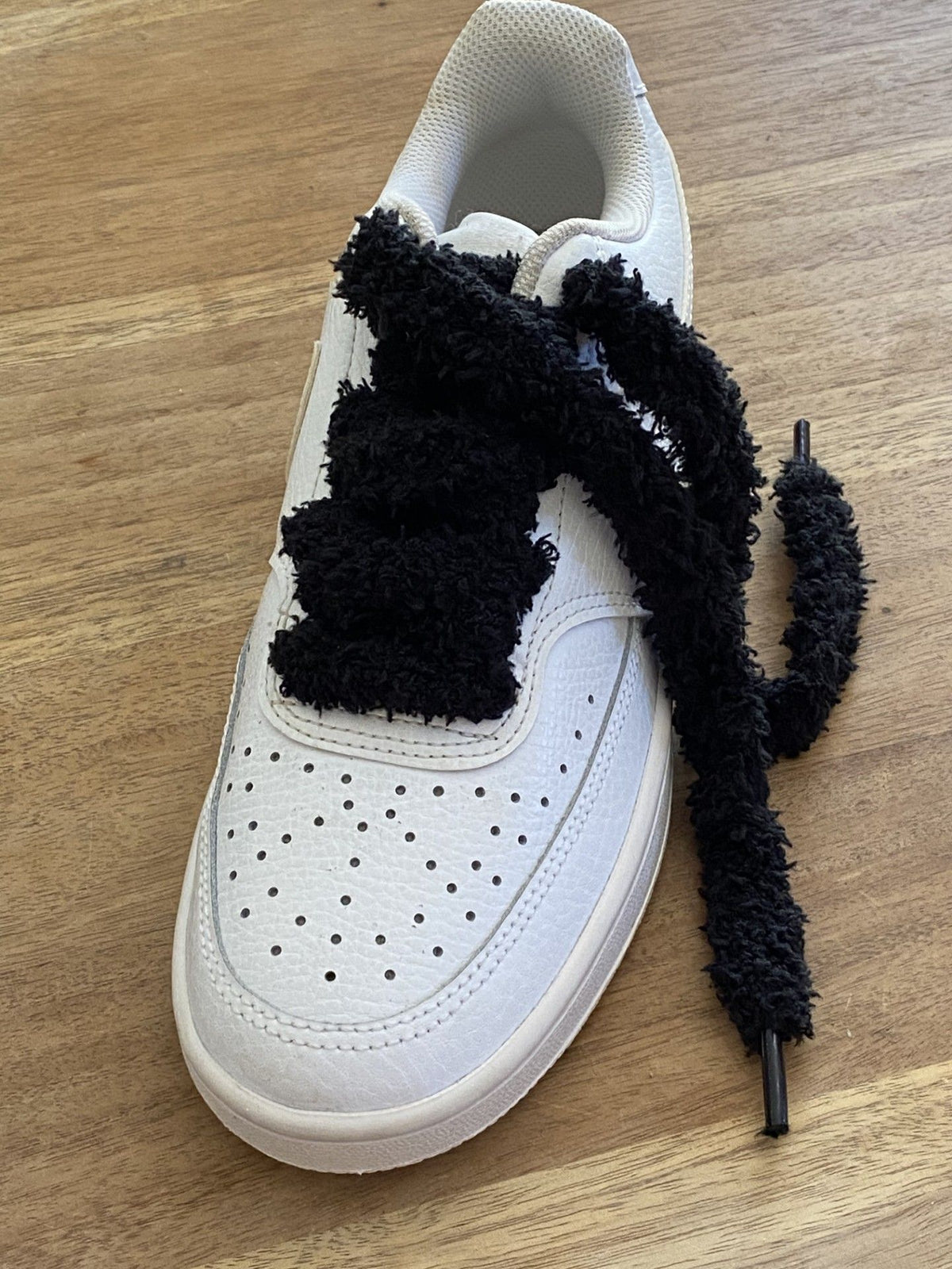 Lacets plats Fluffy noirs – Style Urban Street, doux comme un nounours