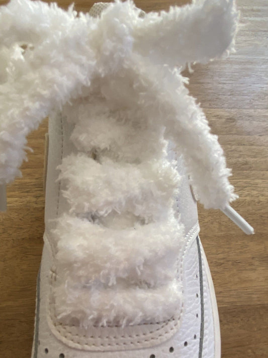 Lacets plats Fluffy blancs – Style Urban Street, doux comme un nounours
