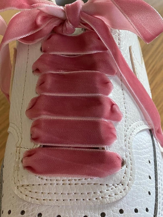 Pompadour pink velvet laces