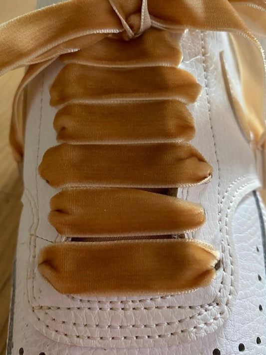 Caramel velvet laces