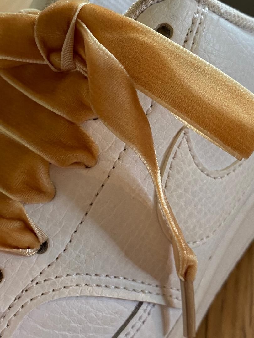 Caramel velvet laces