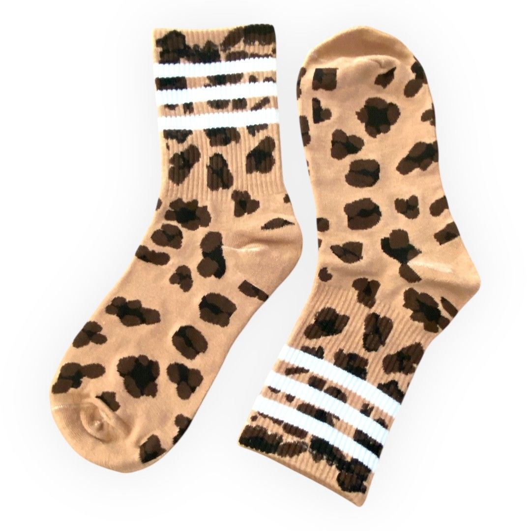 Chic and sporty leopard print socks