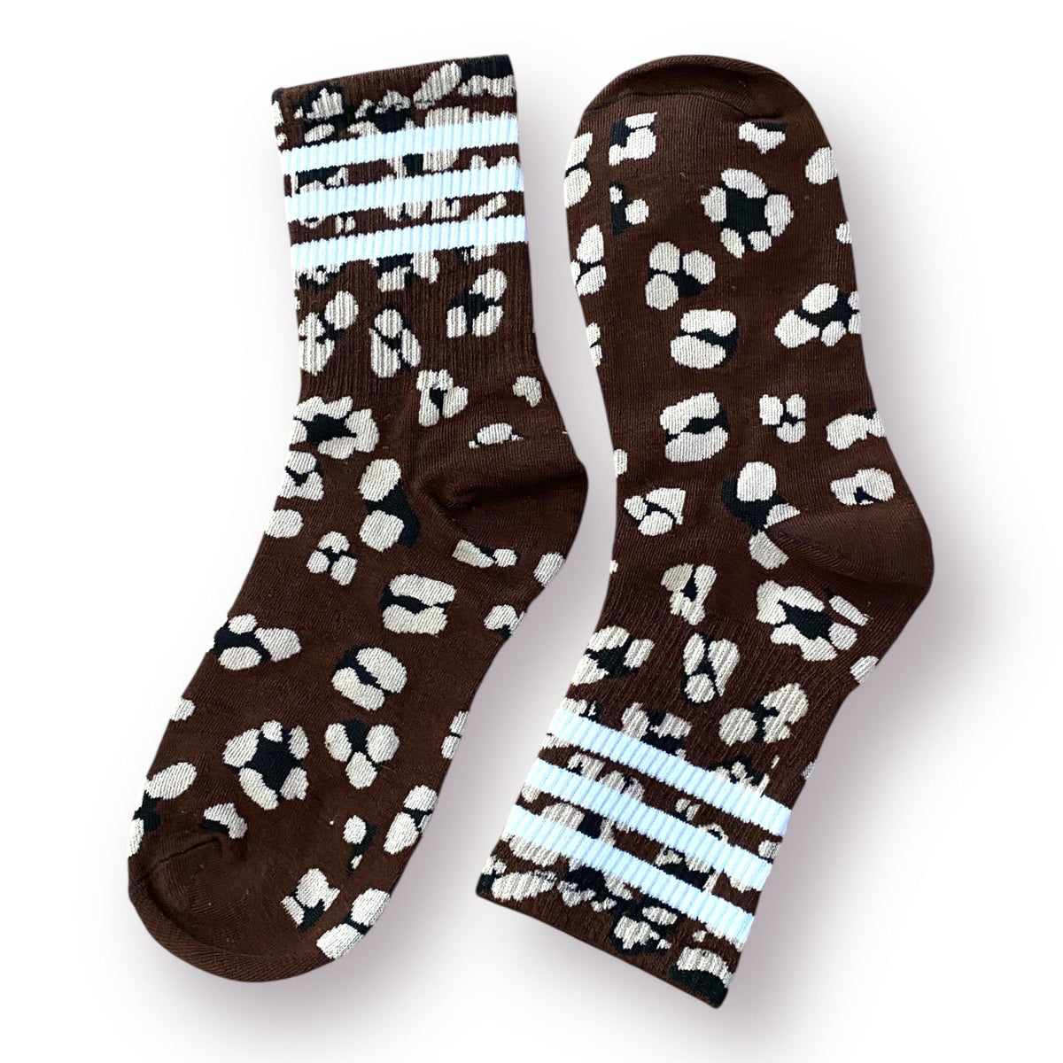 Chic and sporty leopard print socks