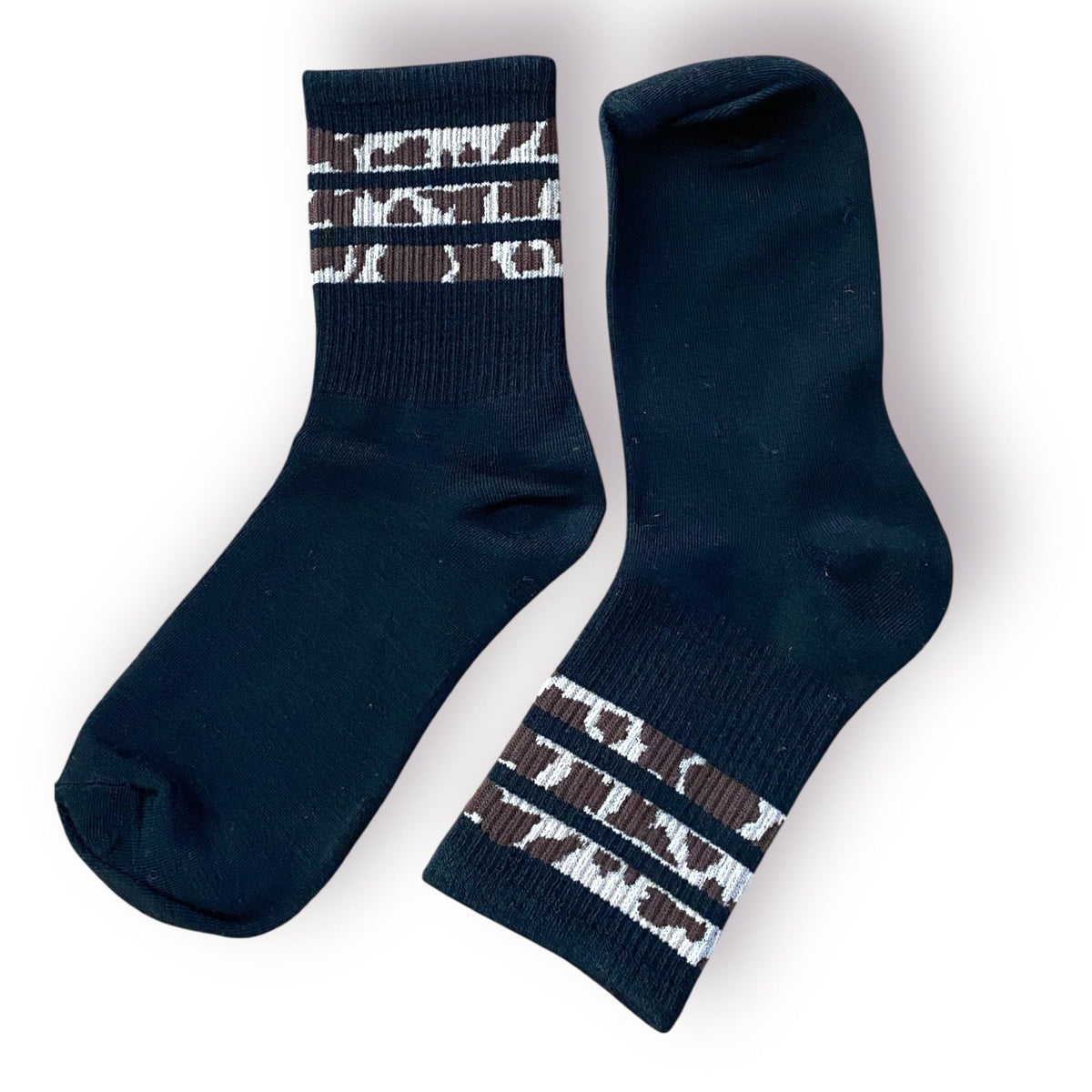Chic and sporty leopard print socks