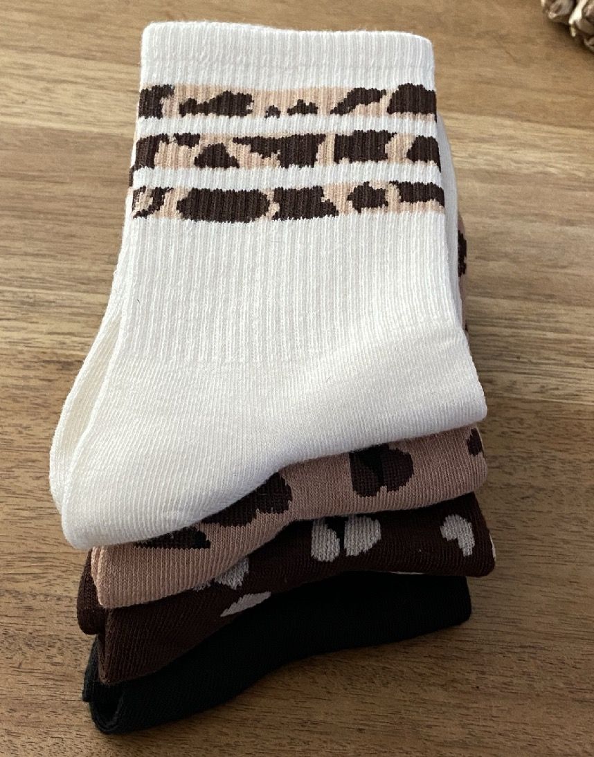 Chic and sporty leopard print socks