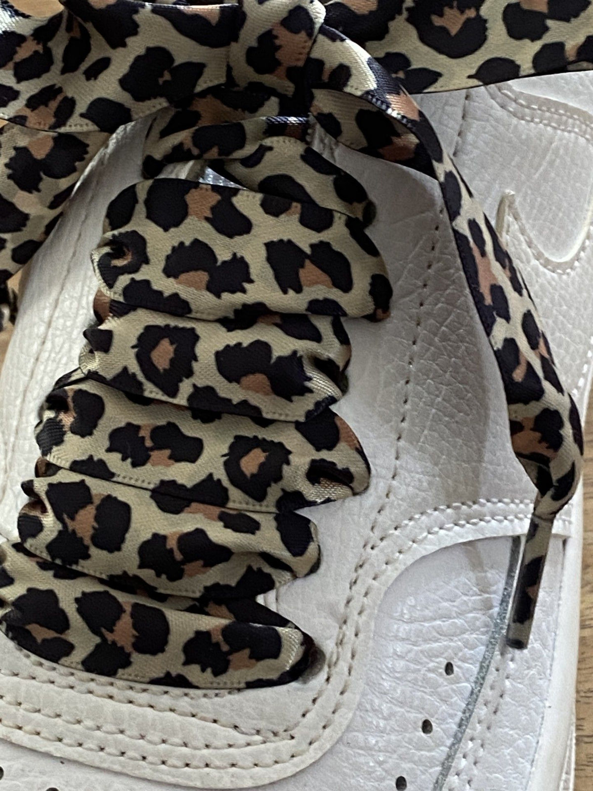 Lacets plats larges en satins motif léopard trés stylisés