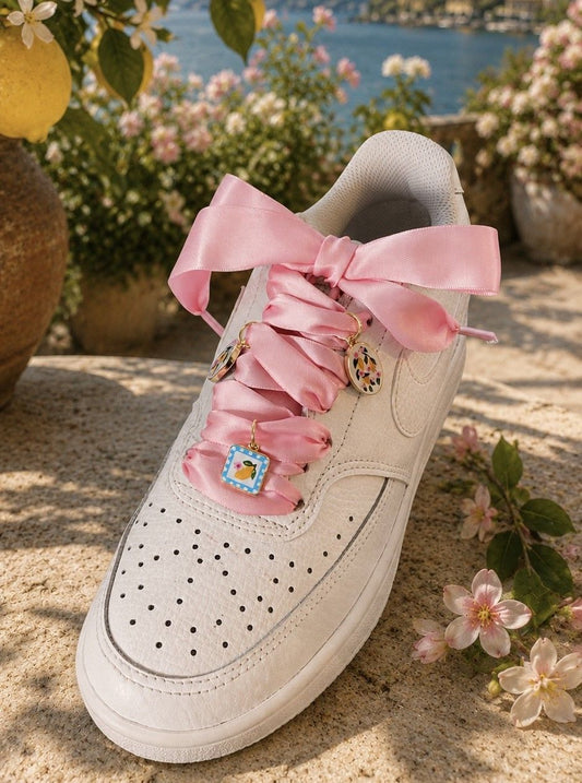Bijoux Marceline pour sneakers, un joli pack d'une paire de lacets satins et 3 bijoux de style céramique - Création Crazylace
