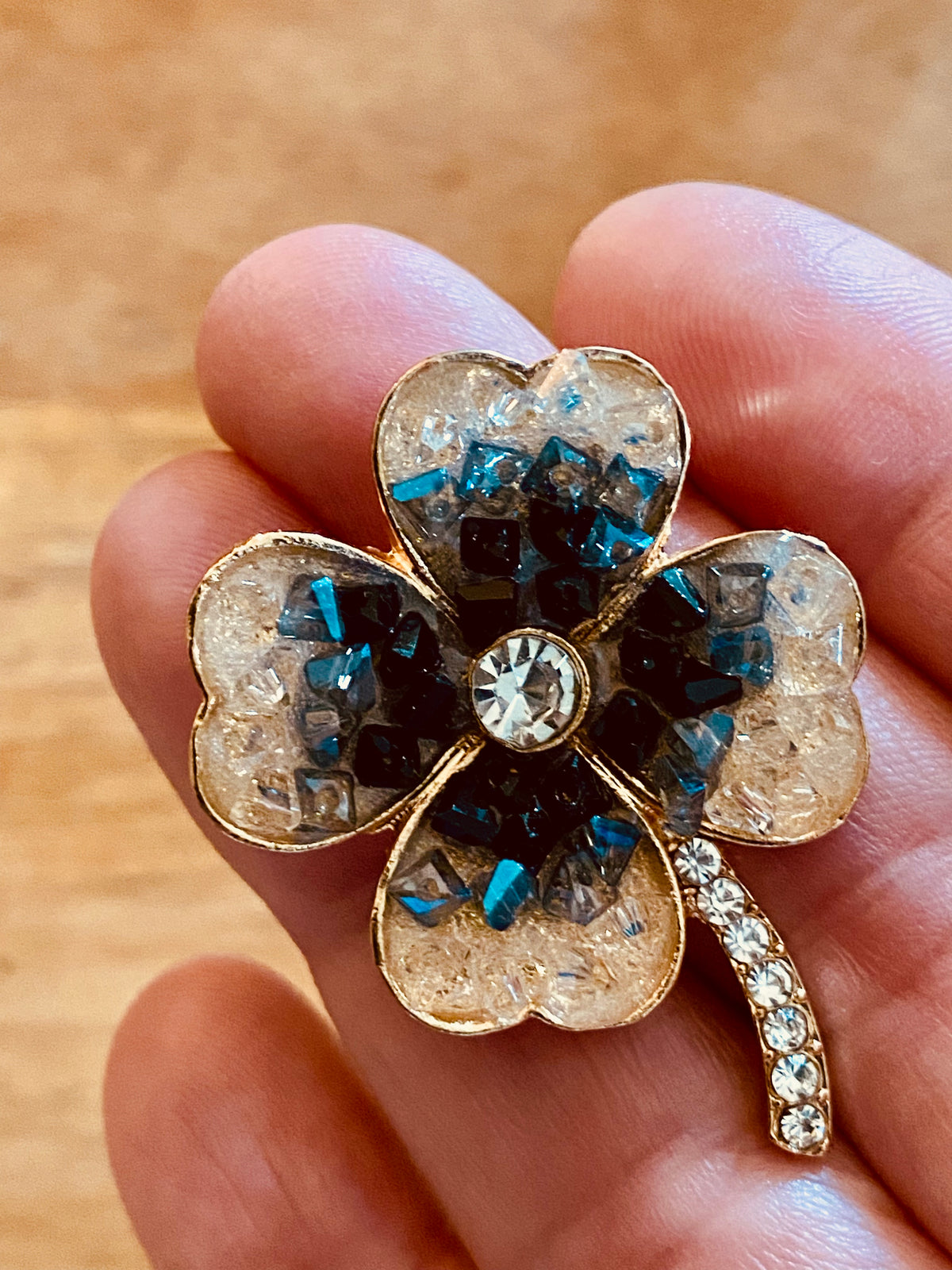 Broche trèfle à quatre feuilles dorée à strass - Crazylace