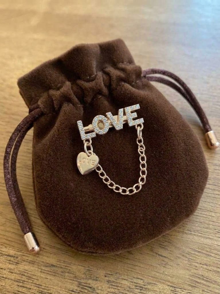Broche Love