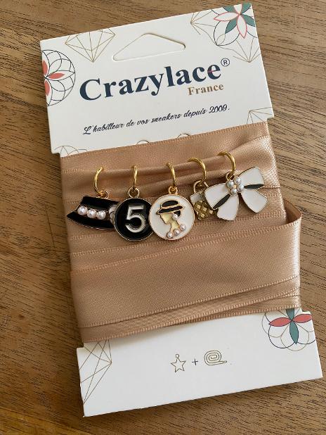 COCO – Pack lacets satin Beige/Or & 5 breloques prêt-à-porter – Création Crazylace