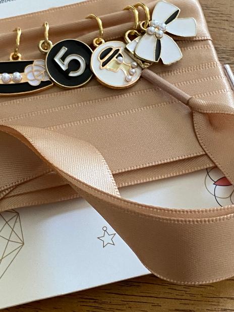 COCO – Pack lacets satin Beige/Or & 5 breloques prêt-à-porter – Création Crazylace